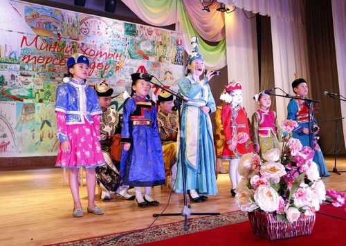 Нийслэлийн удирдлагууд хүүхэд, багачууддаа хүндэтгэл үзүүллээ